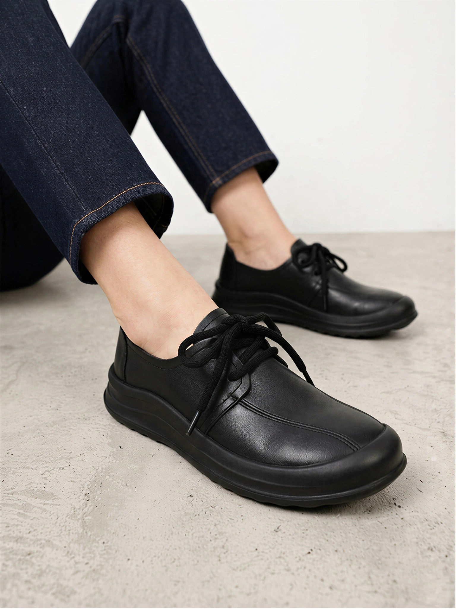 Туфли черного цвета из натуральной кожи на низкой подошве